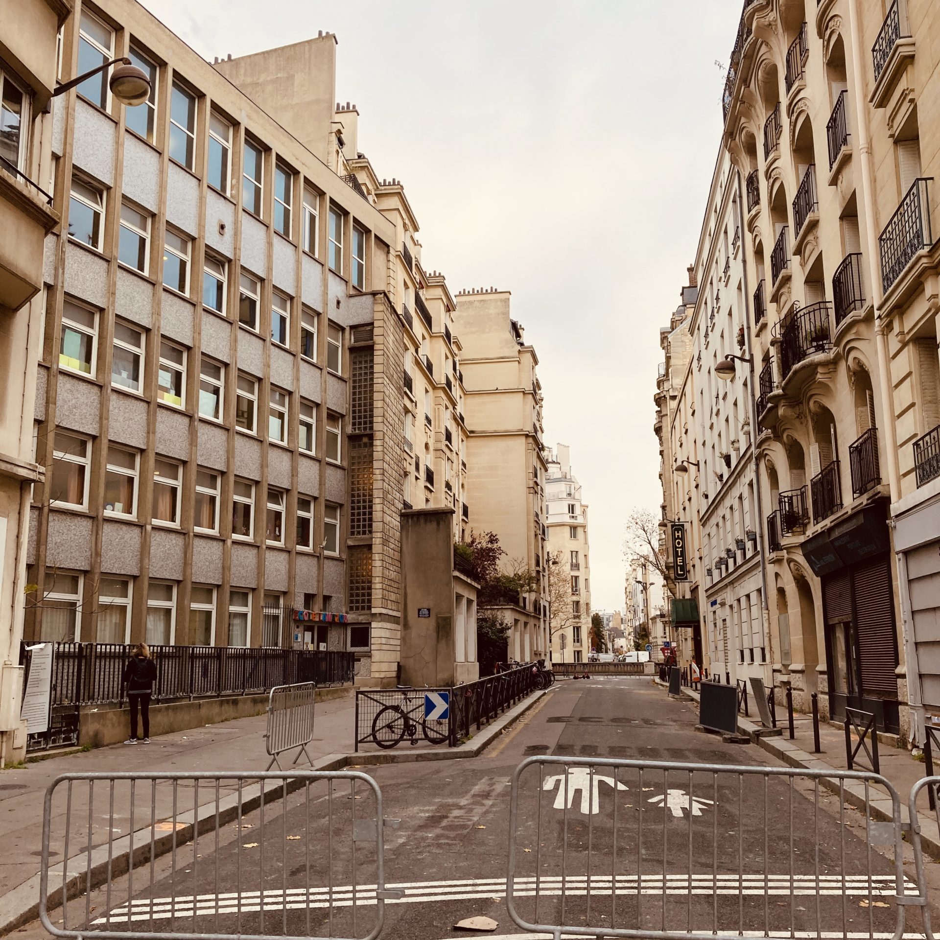 La rue aux écoles devant l'entrée de l'Ecole Lamazou